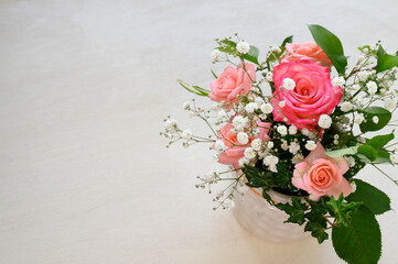 結婚式・クリスマス・母の日・父の日のセールなどカードの贈り物やバナーに使いやすいお洒落な薔薇のブーケの背景7コピースペースあり