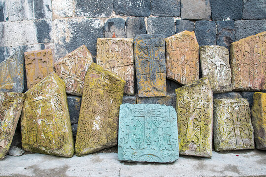 Einzigartige Kreuzsteine an einer Mauer lehnend am Kloster Sevanavank in Armenien