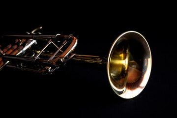 Trompeta sobre un fondo negro, instrumento de viento / Trumpet on a black background, wind instrument