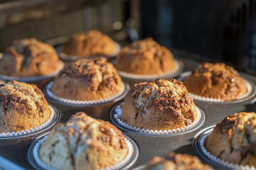 Backen von köstlichen Muffins in einem Backofen