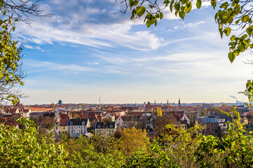 Weite Sicht über die Dächer der wunderschönen Stadt Halle (Saale)
