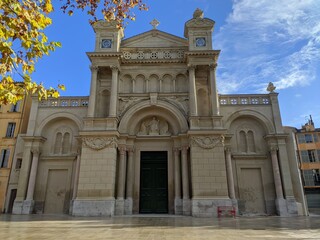 Architecture aixoise et provençal à Aix en Provence, bâtiment ancien jaune dans ruelle,...