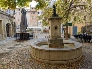 Fontaine Amado sur la place des Cardeurs à Aix en Provence