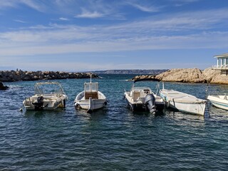 Fototapeta premium Bateau sur la mer, petite barque de pêcheur, quartier de la corniche à Marseille région sud, sous le soleil de l'hiver, vague de la mer méditerranée , ciel bleu, carte postale , beauté de la nature