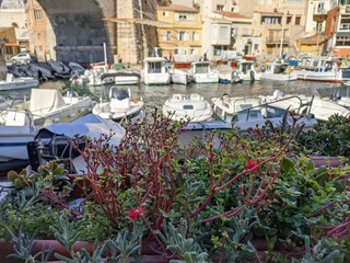 Bateau sur la mer, petite barque de pêcheur, quartier de la corniche  à Marseille région sud,...