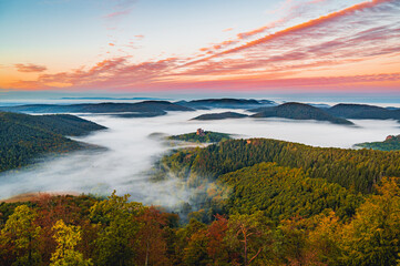 Burg im Nebel bei Sonnenaufgang