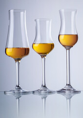  drei Trinkgläser mit hochprozentigem Alkohol