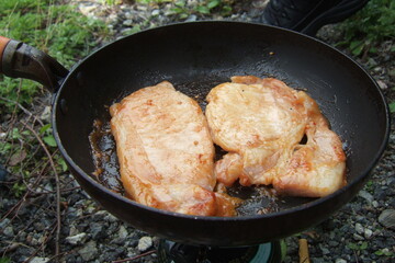 アウトドアで焼く豚肉