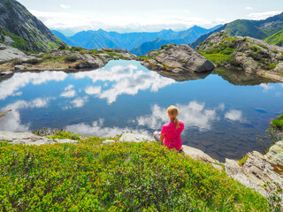 Fototapeta Frau am Bergsee im Val Grande - Lago Maggiore obraz
