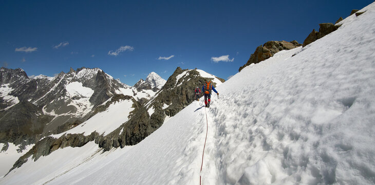 Bergsteiger auf dem weg zur Vignettes H&uuml;tte im Arolla in der Schweiz