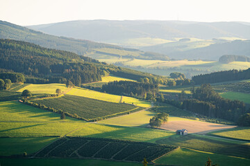 Die Hügel des Sauerlandes bei Sonnenuntergang im Sommer, Bruchhausen, Sauerland, Deutschland