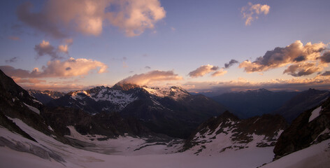 Panorama der Berge um Arolla in der Schweiz unmittelbar nach Sonnaufgang gesehen von Cabane des Vignettes kommend