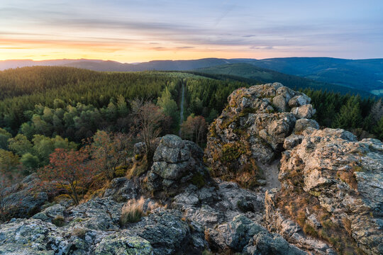 Aussicht von den Bruchhauser Steinen bei Sonnenaufgang, Olsberg, Sauerland, Deutschland