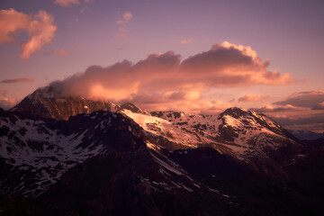 Naklejka na ściany i meble Die Berge um Arolla in der Schweiz bei Sonnenaufgang im Morgenrot