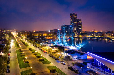 Obraz premium Amazing scenery of Kosciuszko Square in Gdynia by the Baltic Sea at dusk. Poland
