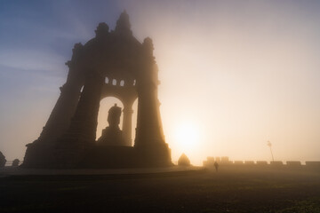 Obraz premium Das Kaiser Wilhelm Denkmal im Morgennebel bei Sonnenaufgang, Porta Westfalica, Weserbergland, NRW
