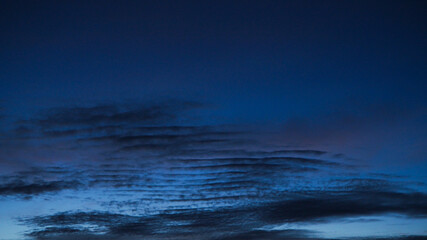 Passages nuageux de haute altitude durant l'heure bleue