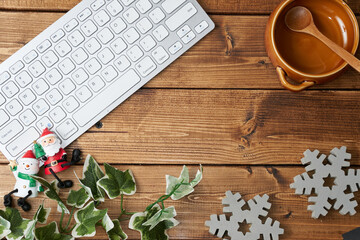 パソコンのキーボードと冬小物