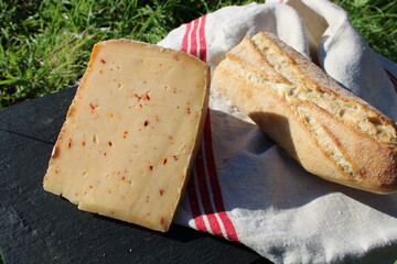 Fromage au piment d'espelette, terroir régional