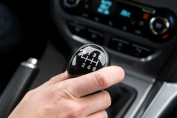 Handschaltung in einem Auto