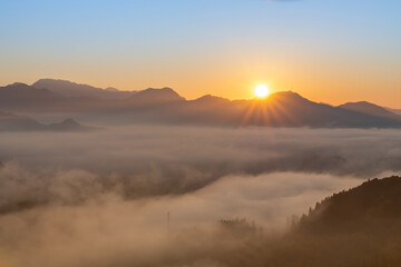 絶景早朝の国見ケ丘から見る雲海と朝日（宮崎県高千穂町）