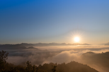 絶景早朝の国見ケ丘から見る雲海と朝日（宮崎県高千穂町）
