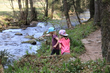 Kinder am Bach