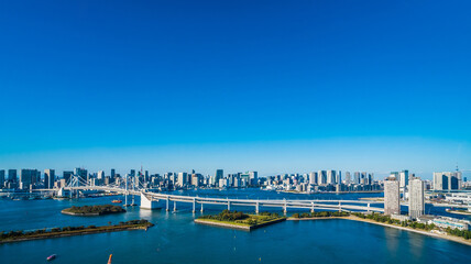 Fototapeta na wymiar お台場の展望台から見た東京の高層ビル群とレインボーブリッジ