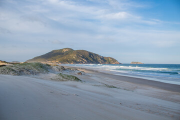 Dunas e a costa de uma Praia tropical do sul do Brasil,  ilha de Florianópolis, Praia do Santinho,  Florianopolis,  Santa Catarina