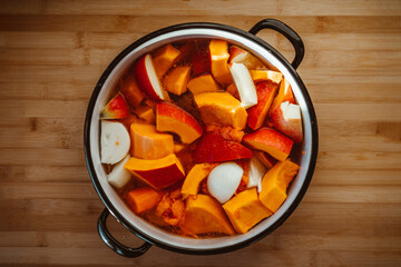 Zubereitung einer Kürbissuppe mit Kürbis als Hauptzutat 