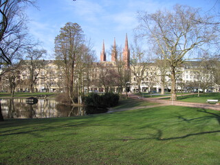 Fototapeta premium Wiesbaden Wilhelmstraße - Prachtallee und Warmer Damm