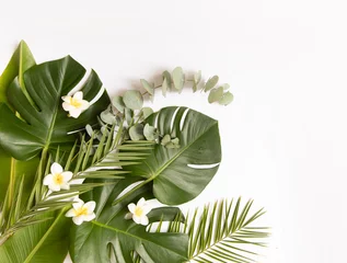 Tropischer Hintergrund mit Palmblättern und Blumen. © Kotkoa