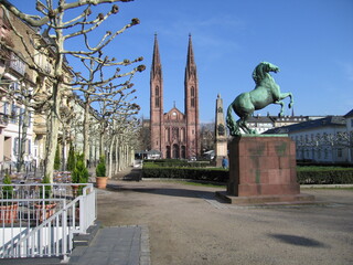 Fototapeta na wymiar Oraniendenkmal Luisenplatz und Sankt Bonifatius in Wiesbaden Landeshaupstadt in Hessen