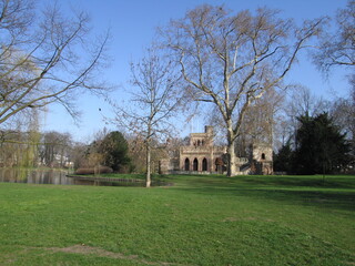 Fototapeta na wymiar Mosburg Schlosspark Schloss Biebrich, Wiesbaden am Rhein im Frühjahr