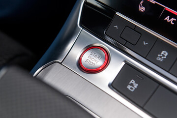 Start Stop Knopf in einem Auto