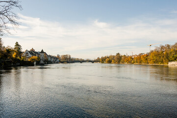 Rheinfelden, Rhein, Rheinufer, Stadt, Altstadt, alte Rheinbr&uuml;cke, Stadtkirche, St. Martin, Messerturm, Uferweg, Rheinweg, Rheinschifffahrt, Herbst, Aargau, Schweiz