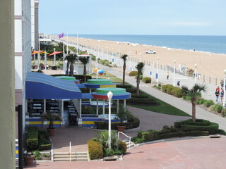 Vista de la Playa, el mar azul de la costa del  Pacifico y la zona peatonal desde el hotel de Virginia Beach, tomada el dia 06-05-2014
