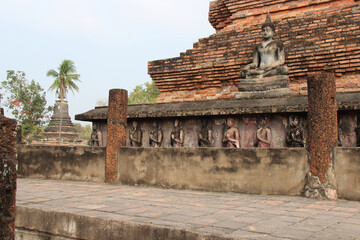 Fototapeta premium ruined buddhist temple (wat mahathat) in sukhothai (thailand)