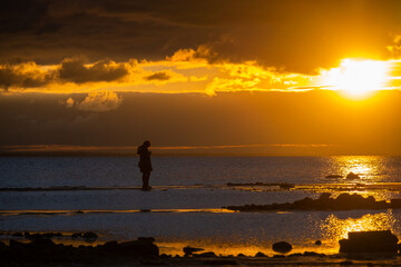 Fototapeta na wymiar Silhouette of people by the sea