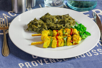 brochettes de poisson et épinards dans une assiette