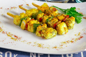brochettes de poisson et poivrons grillés 