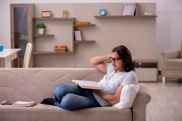 Obraz premium Young male student preparing for exams at home