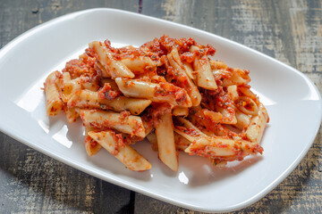 Macarrones con tomate y pollo