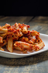 Macarrones con tomate y pollo