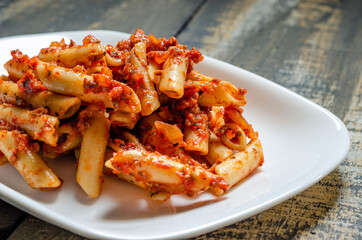 Macarrones con tomate y pollo
