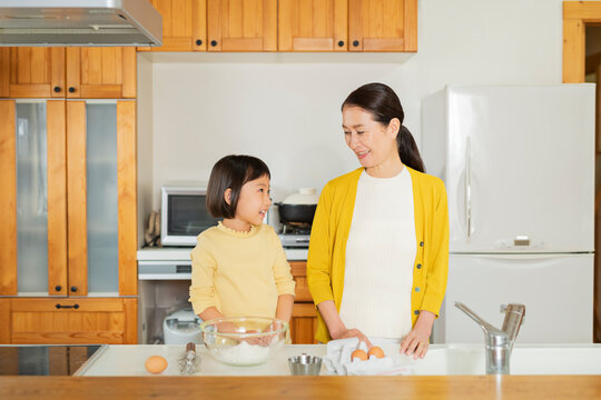 料理をする祖母と孫