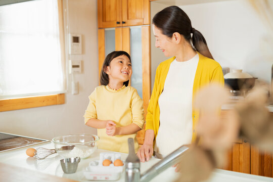 料理をする祖母と孫