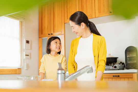 料理をする祖母と孫
