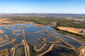 Salzgärten der Ria Formosa an der Algarve, Portugal, aus der Vogelperspektive