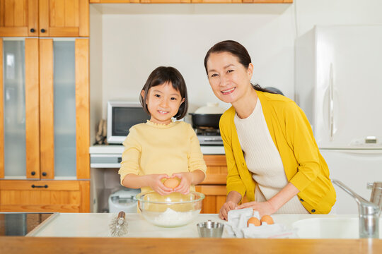 料理をする祖母と孫